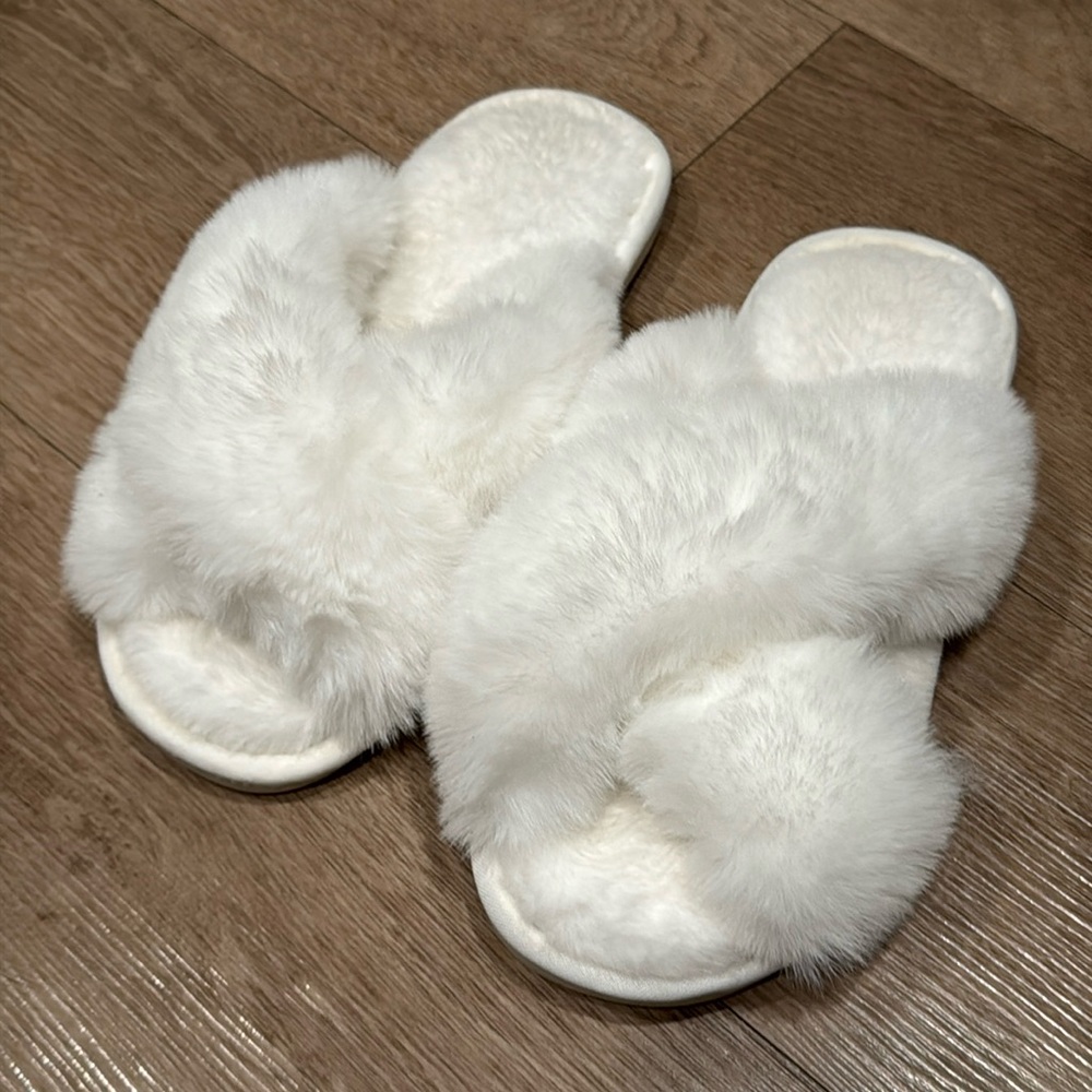 Cute White Fluffy Furry Slippers Size 7-8
